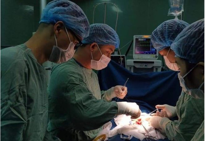 Quảng Ngãi: Phẫu thuật lấy gần nửa kg tóc trong dạ dày bé gái ảnh 1