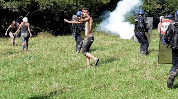 Pháp: Yêu cầu chính phủ bồi thường cho sinh viên tử vong khi biểu tinh ảnh 1