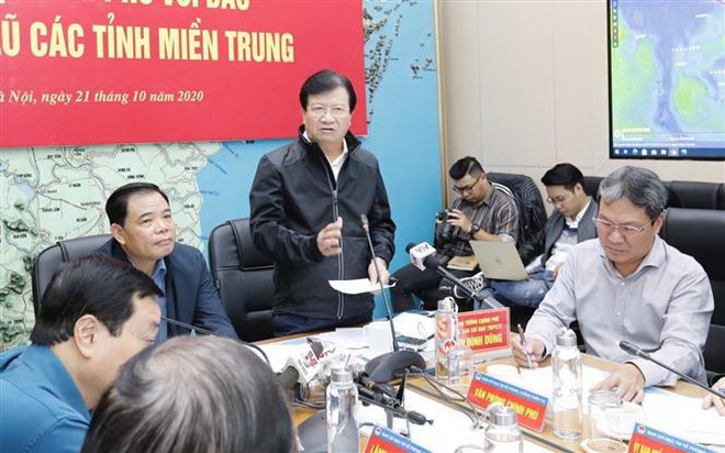 Chủ động ứng phó với bão số 8 và tập trung cứu trợ đồng bào miền Trung ảnh 1