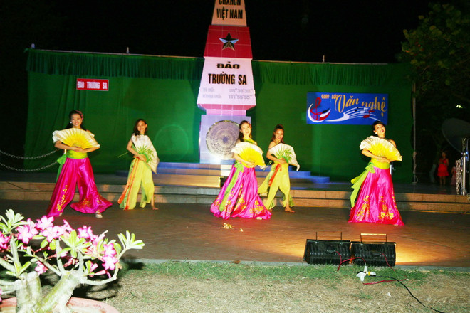 Khen tặng các nghệ sỹ phục vụ kiều bào và quân dân Trường Sa ảnh 1