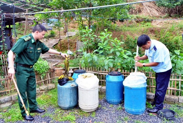 Bắt giữ 900kg măng chua, dưa muối nhập lậu từ Trung Quốc ảnh 1