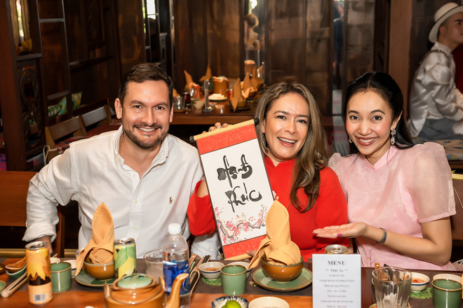 Bạn bè quốc tế ở Việt Nam thích thú trải nghiệm Tết cổ truyền Nam bộ ảnh 8