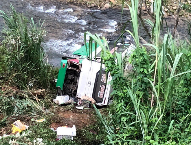 Xe khách chở 44 người rơi xuống vực sâu, nhiều người thương vong ảnh 1