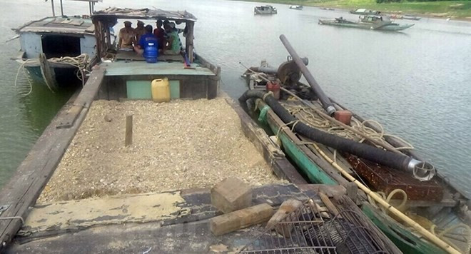 Khai thác cát trái phép gây sạt lở ven sông Vàm Cỏ Đông ảnh 1