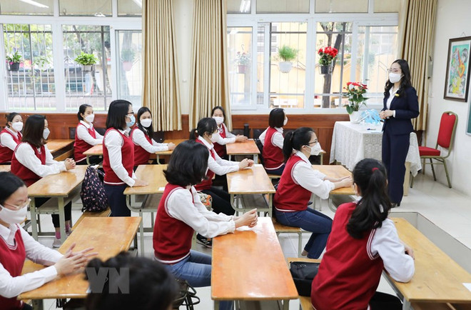 Trong thời gian học, phát hiện học sinh có biểu hiện ho, sốt nghi ngờ mắc COVID-19, giáo viên sẽ báo với nhà trường và đưa học xuống phòng cách ly y tế. (Ảnh: Thanh Tùng/TTXVN) Hà Nội: Sẵn sàng các điều kiện để đón học sinh trở lại trường ảnh 1