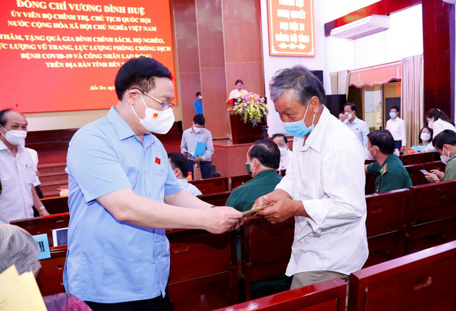 Chủ tịch Quốc hội Vương Đình Huệ trao quà và chúc Tết tại tỉnh Bến Tre ảnh 1