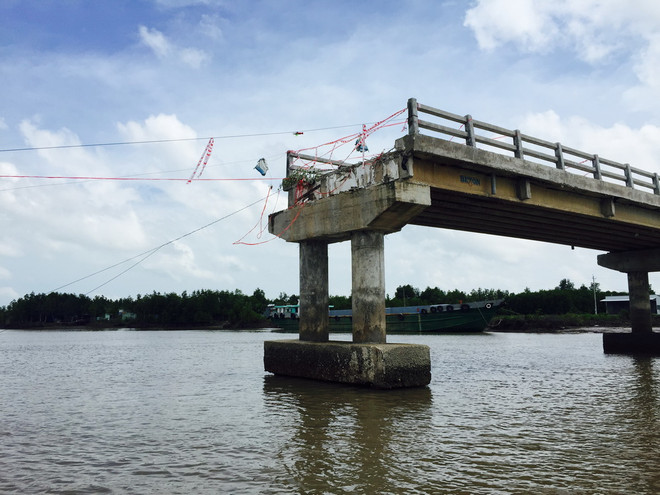 [Photo] Cây cầu 4 tỷ đồng vừa thông xe đã bất ngờ đổ sập ảnh 3