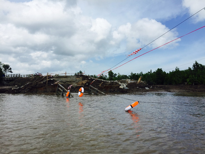 [Photo] Cây cầu 4 tỷ đồng vừa thông xe đã bất ngờ đổ sập ảnh 4