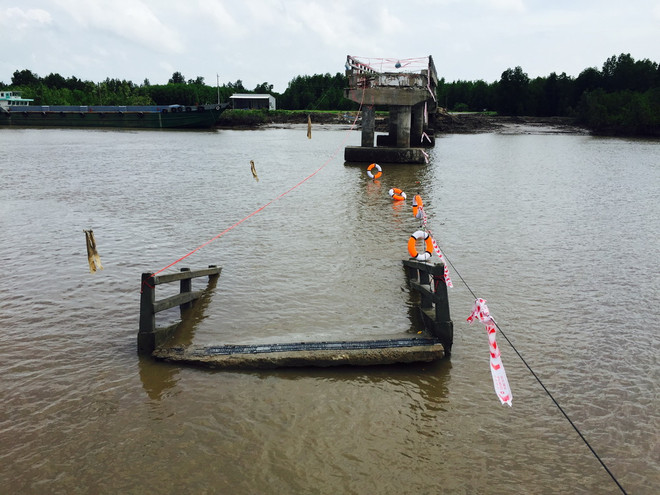 [Photo] Cây cầu 4 tỷ đồng vừa thông xe đã bất ngờ đổ sập ảnh 2