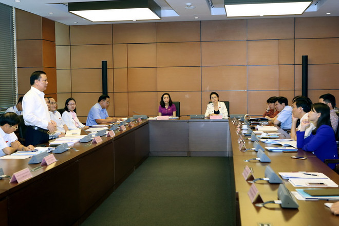 Đại biểu Quốc hội tỉnh Ninh Bình, Phú Thọ, Bình Thuận, Cần Thơ thảo luận ở tổ. (Ảnh: Nguyễn Dân/TTXVN) Đánh giá thêm tác động từ sự cố môi trường do Formosa gây ra ảnh 1