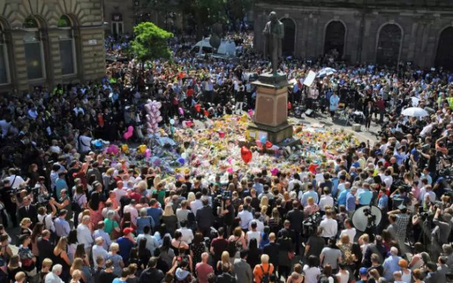 Nước Anh mặc niệm các nạn nhân vụ đánh bom khủng bố ở Manchester ảnh 1