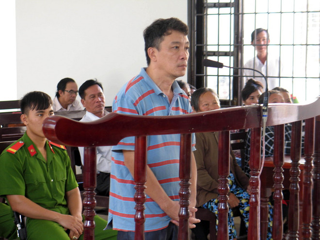 Dương Tấn Lộc đứng trước vành móng ngựa. (Ảnh: Công Thử/TTXVN) Lừa chiếm đoạt tài sản, nguyên Phó Chánh văn phòng huyện ủy đi tù ảnh 1
