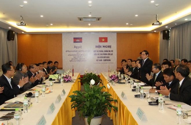 Quang cảnh Hội nghị lần thứ 3 về hợp tác phòng, chống ma túy giữa các Văn phòng liên lạc qua biên giới (BLO) Việt Nam-Campuchia. (Ảnh: Thanh Vũ/TTXVN) Thủ đoạn đưa ma túy từ Campuchia về Việt Nam ngày càng tinh vi ảnh 1
