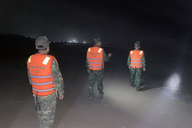 Thừa Thiên-Huế: Sóng đánh chìm tàu cá, một ngư dân mất tích ảnh 1