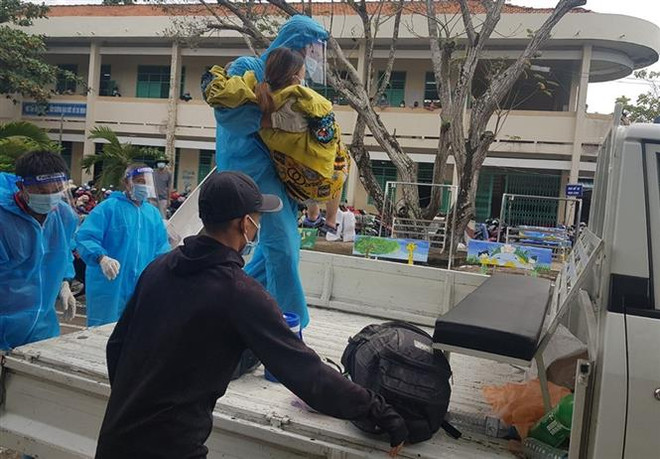 Công an kịp thời đưa sản phụ ở khu cách ly đến bệnh viện đẻ 2 bé trai ảnh 1