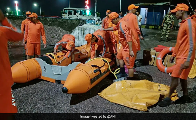 Ấn Độ: Giải cứu 10 người mắc kẹt trong hồ chứa nước của đập thủy điện ảnh 1