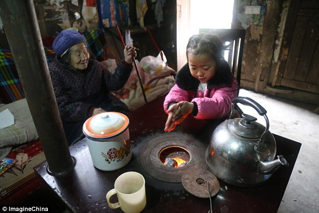 Cảm động bé gái 5 tuổi là trụ cột gia đình, chăm sóc hai cụ già ảnh 6