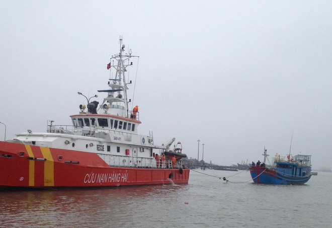 Đưa 10 thuyền viên tàu cá bị hỏng máy, trôi dạt trên biển về đất liền ảnh 1