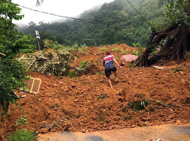 Khu nhà hậu cần Trạm Cảnh sát Giao thông trên Đèo Bảo Lộc bị vùi lấp. (Ảnh: TTXVN phát) Vụ sạt lở đèo Bảo Lộc: Đã tìm được 3 thi thể bị vùi lấp tại chốt CSGT ảnh 1