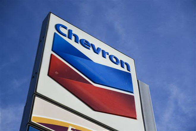 Biểu tượng tập đoàn Chevron tại một trạm xăng ở El Segundo, California, Mỹ. (Ảnh: AFP/TTXVN) Sản lượng dầu khí của Chevron giảm mạnh do sự cố ở Canada và Thái Lan ảnh 1
