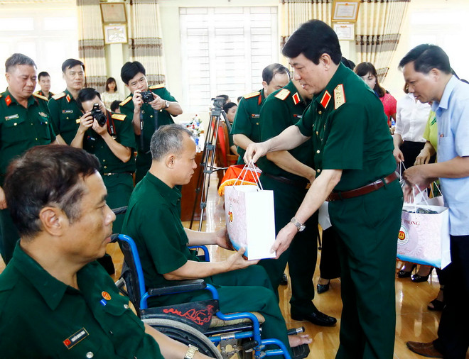 Chủ nhiệm Tổng cục Chính trị thăm, tặng quà người có công ở Phú Thọ ảnh 1