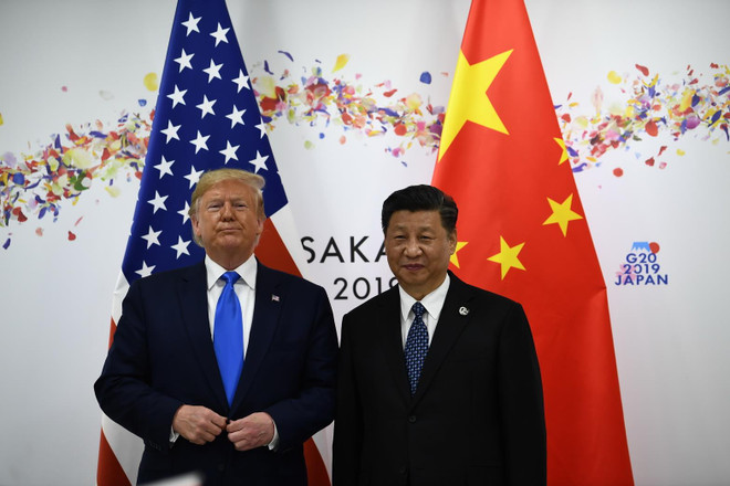 Tổng thống Mỹ Donald Trump (trái) và Chủ tịch Trung Quốc Tập Cận Bình trong cuộc hội đàm bên lề Hội nghị thượng đỉnh G20 tại Osaka, Nhật Bản, ngày 29/6/2019. (Ảnh: AFP/TTXVN) Mỹ-Trung nhất trí nối lại đàm phán thương mại song phương ảnh 1