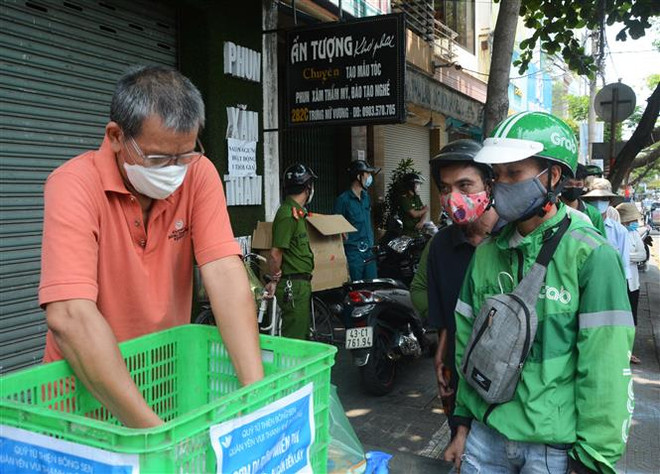 Những suất ăn gắn kết tình người trong mùa dịch COVID-19 ảnh 1