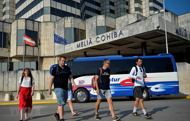 Khách du lịch thăm quan thủ đô La Habana, Cuba. (Ảnh: AFP/TTXVN) Mỹ quyết định đình chỉ các chuyến bay theo đơn đặt hàng tới Cuba ảnh 1