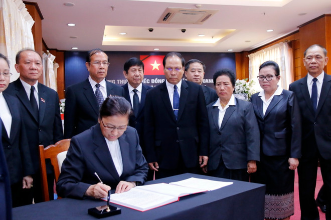 Lãnh đạo Lào viếng và ghi sổ tang Chủ tịch nước Trần Đại Quang ảnh 3