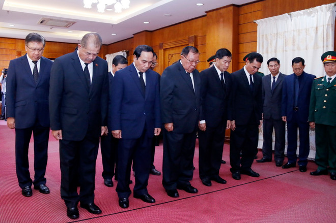Lãnh đạo Lào viếng và ghi sổ tang Chủ tịch nước Trần Đại Quang ảnh 2