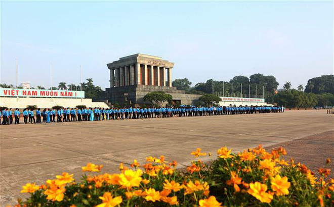 Đoàn cựu giáo viên kiều bào Việt Nam tại Thái Lan vào Lăng viếng Bác ảnh 1