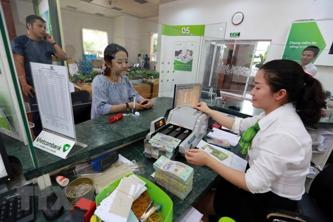 Khách hàng giao dịch tại Vietcombank. (Ảnh minh họa: Trần Việt/TTXVN) Trả hồ sơ vụ thất thoát hơn 1.050 tỷ đồng tại Vietcombank Tây Đô ảnh 1