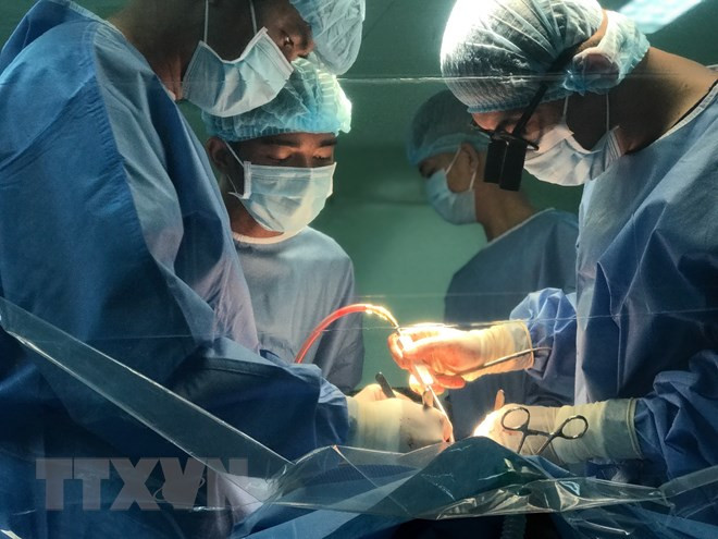 Đồng Nai: Cắt túi mật chứa gần 20 viên sỏi cho cụ bà 78 tuổi ảnh 1