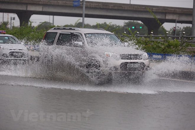 Mưa rào và dông trên nhiều khu vực nội thành Hà Nội ảnh 1