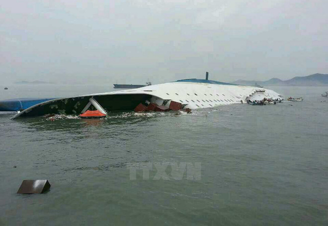 Hiện trường chìm phà chở khách Sewol cách đây 2 năm. (Nguồn: AFP/TTXVN) Hàn Quốc tạm dừng chiến dịch trục vớt phà SEWOL do thời tiết xấu ảnh 1