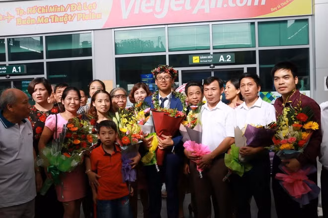 Nghệ An đón học sinh đoạt Huy chương bạc Olympic Toán quốc tế ảnh 1