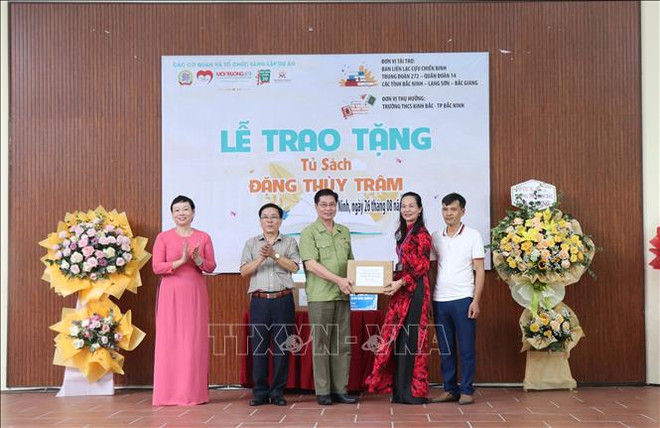 Trao “Tủ sách Đặng Thùy Trâm” tặng người dân vùng khó khăn ảnh 1
