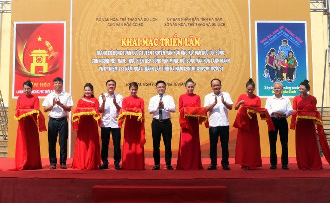 Triển lãm tranh cổ động tấm lớn về giá trị văn hóa, con người Việt Nam ảnh 1