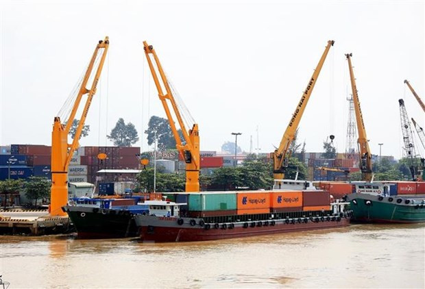 Bốc xếp hàng hóa lên tàu chở container trên Cảng Đồng Nai. (Ảnh: Hồng Đạt/TTXVN) Giải pháp tháo gỡ rào cản, khó khăn cho doanh nghiệp xuất khẩu ảnh 1