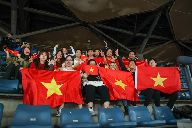Cổ động viên Việt Nam "tiếp lửa" cho thầy trò HLV Philippe Troussier ảnh 1