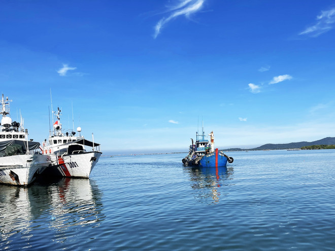 Cảnh sát biển phát hiện tàu chở 80.000 lít dầu không rõ nguồn gốc ảnh 1