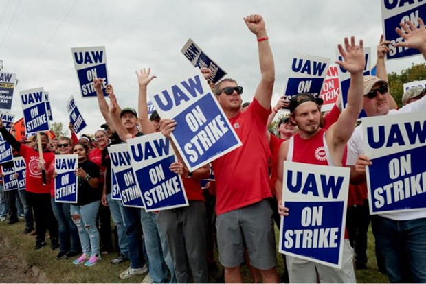 Làn sóng đình công ngành ôtô Mỹ tạm lắng sau thỏa thuận với GM ảnh 1