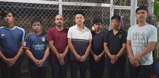 Các đối tượng buôn bán, tàng trữ, vận chuyển pháo nổ bị bắt giữ. (Ảnh: TTXVN) Triệt phá đường dây vận chuyển, buôn bán, tàng trữ gần 6 tấn pháo nổ ảnh 1