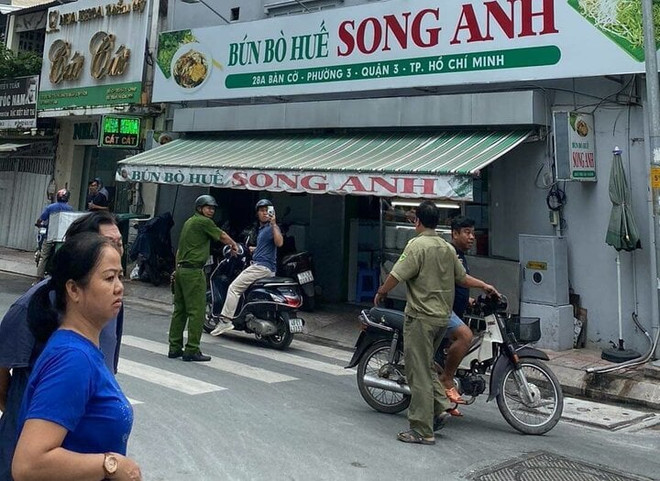 TP HCM: Thanh niên khỏa thân rượt chém hàng loạt người rồi tự sát ảnh 1