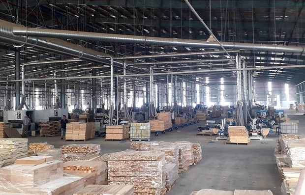 Sản xuất đồ gỗ tại Công ty TNHH MTV Triệu Phú Lộc, thị xã Tân Uyên, Bình Dương. (Ảnh: Chí Tưởng/TTXVN) Giải pháp tháo gỡ rào cản, khó khăn cho doanh nghiệp xuất khẩu ảnh 2