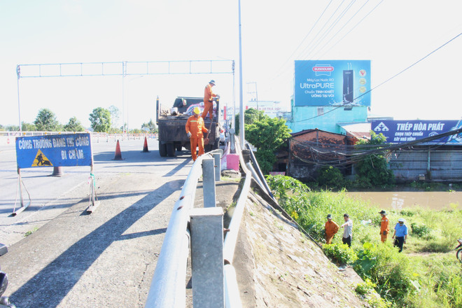 Rào chắn, bảo vệ hành lang an toàn các cầu trên Quốc lộ 61 ảnh 1