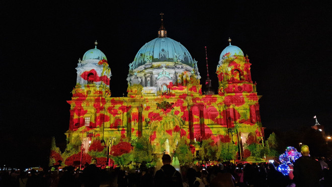 Nhà thờ lớn Berlin trong lễ hội ánh sáng. (Ảnh: Vũ Tùng /TTXVN) Lễ hội ánh sáng lung linh, huyền ảo tại thủ đô Berlin của Đức ảnh 1