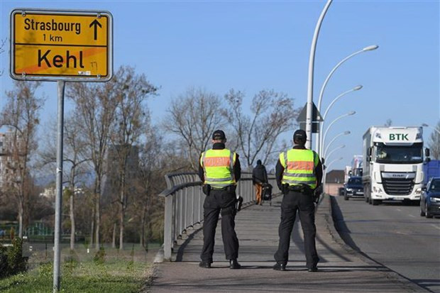 Đức tăng số trạm kiểm soát dọc biên giới phía Đông và phía Nam ảnh 1