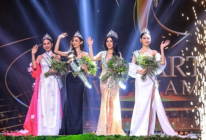 Top 4 Miss Earth Vietnam 2023 trong khoảnh khắc đăng quang. (Ảnh: TTXVN phát) Người đẹp Đỗ Thị Lan Anh đăng quang Miss Earth Vietnam 2023 ảnh 1