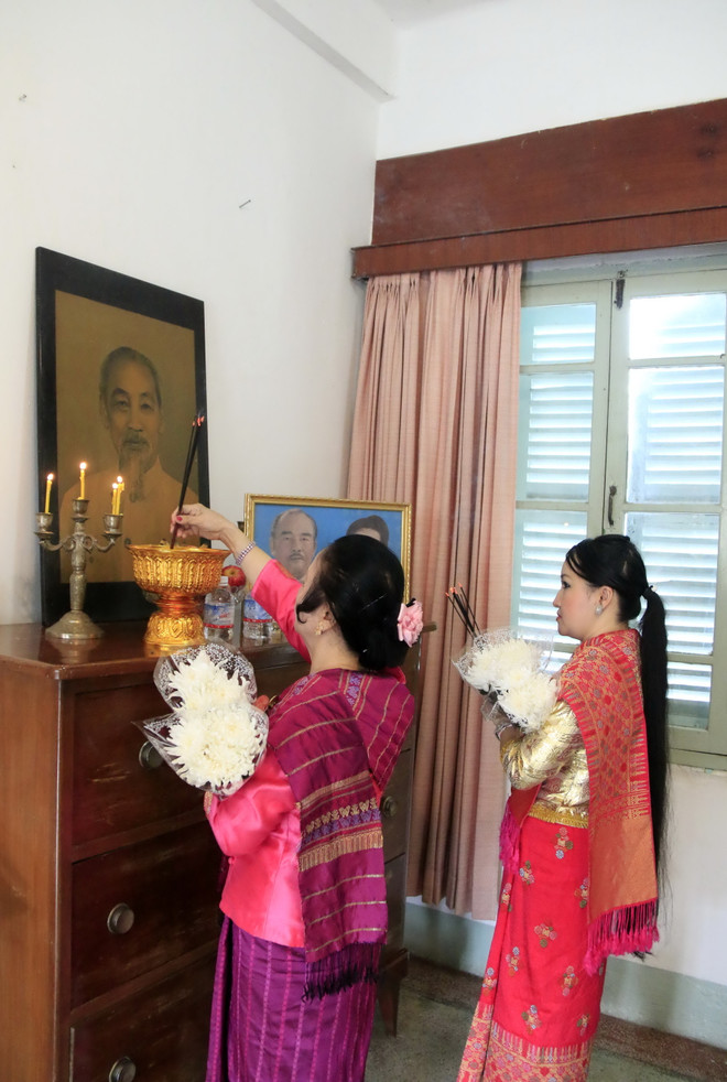 Câu chuyện xúc động về gia đình lập Bàn thờ Bác Hồ tại nhà ở Lào ảnh 2